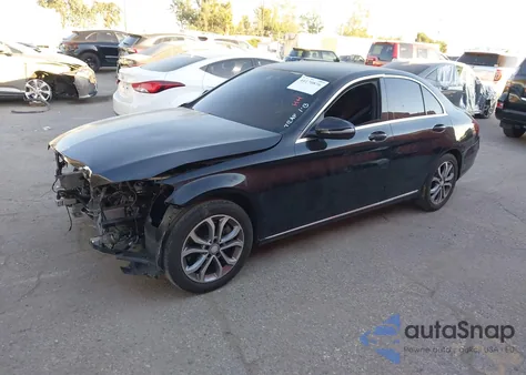 2017 Mercedes-Benz C 300 z USA, uszkodzony, nr VIN 55SWF4JB9HU188514